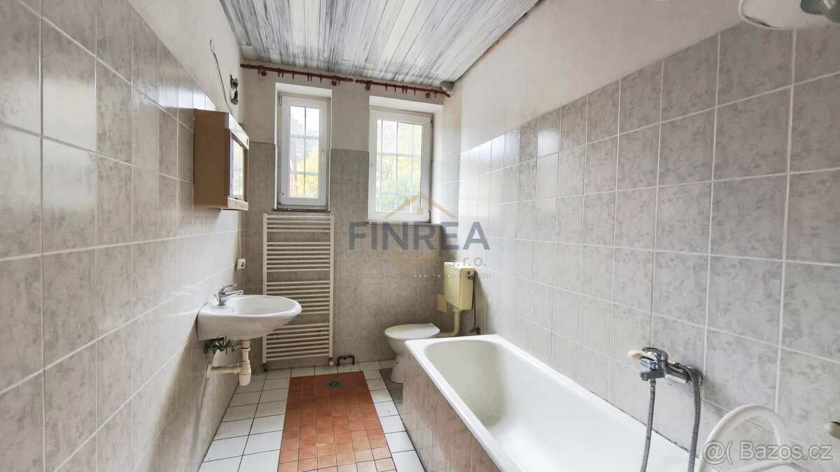 Prvorepubliková vila s třemi bytovými jednotkami, Lovosice, - 3