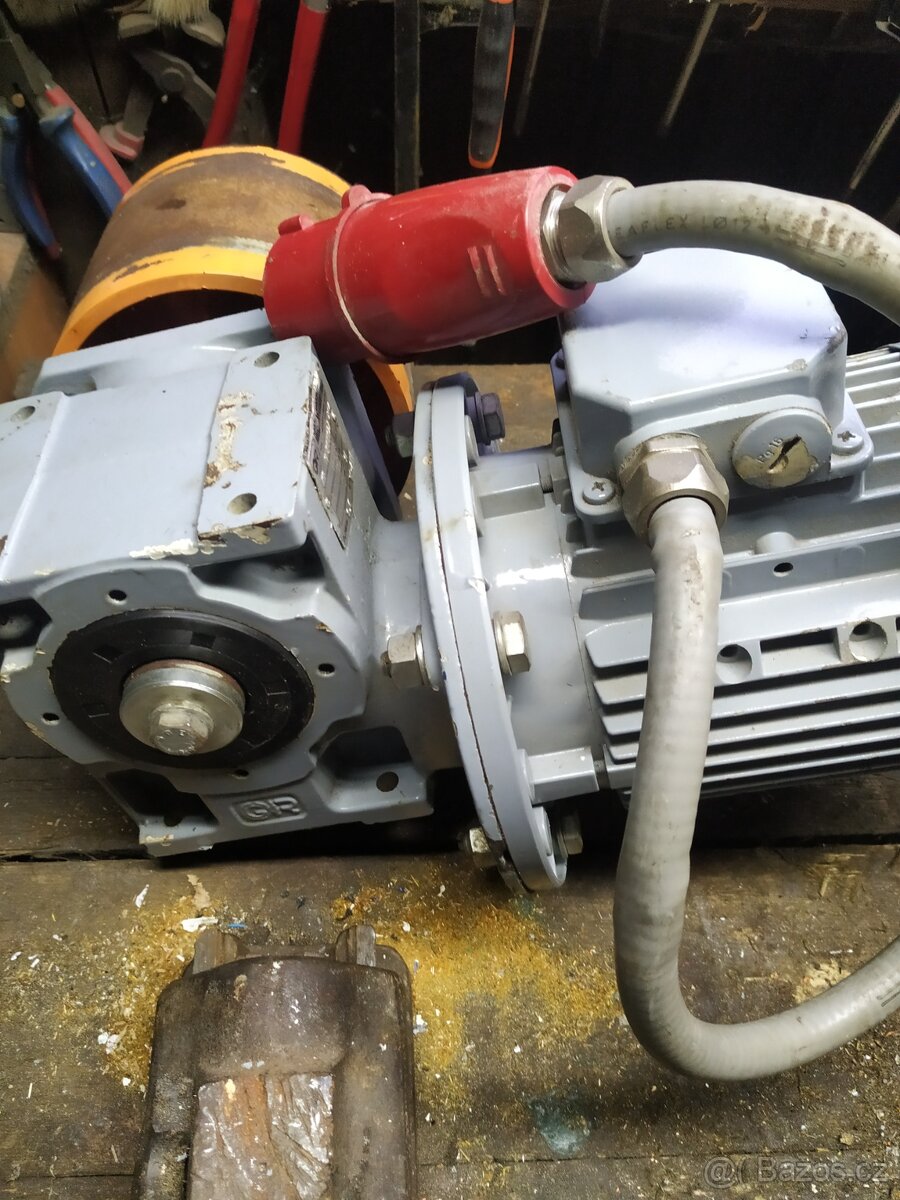 Elektromotor s převodovkou - 3