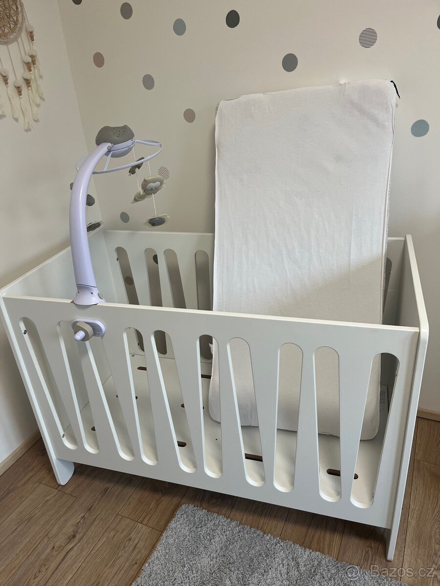 Dětská postýlka s matrací a kolotočem - 3