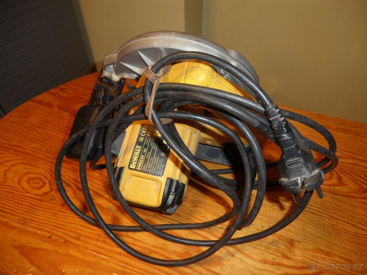 Kotoučová pila Dewalt DWE550 - 3