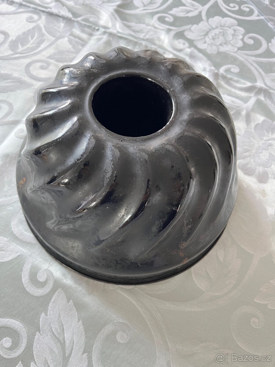 Historická litinová forma na bábovku - 3