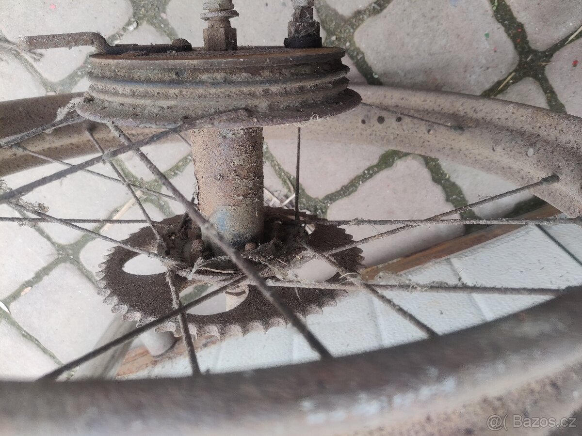 Stará kola na motorku - 3