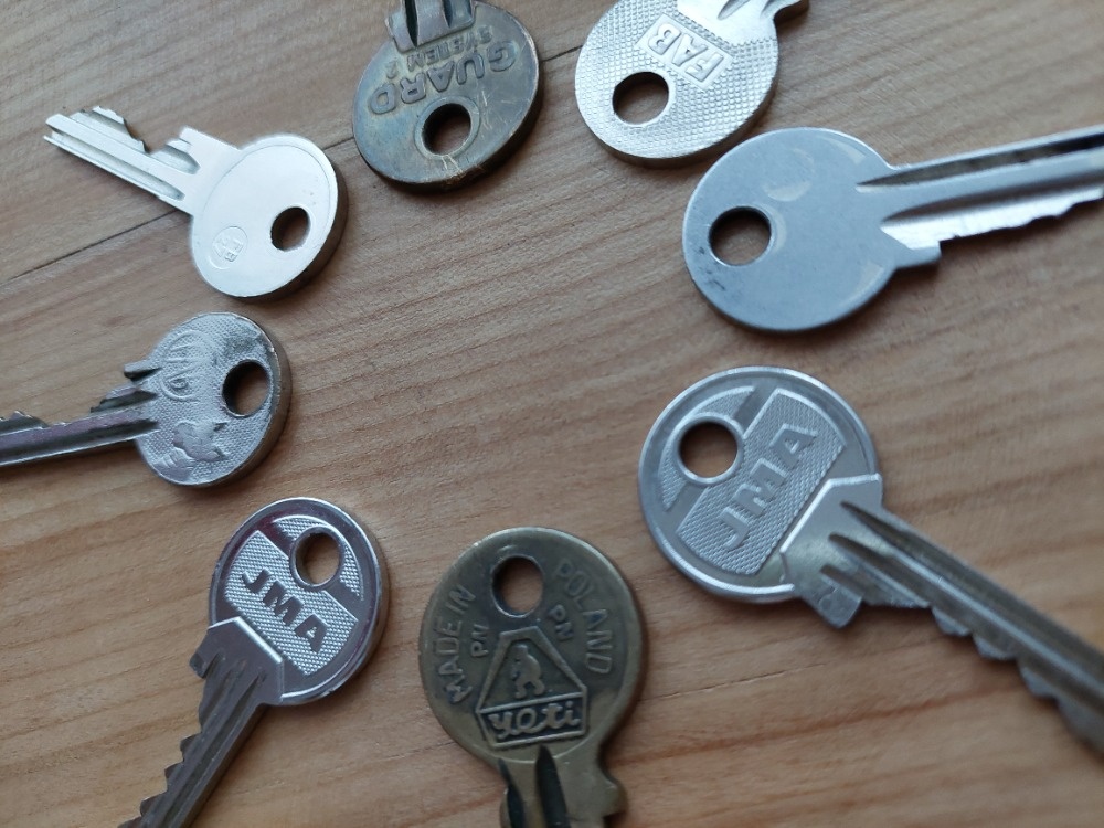 Retro starých 8 klíčů - hezké starožitné klíče z let 1980-99 - 3