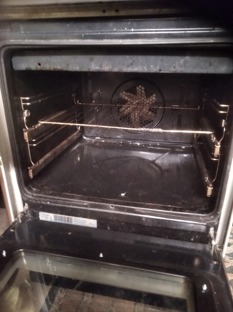 Starší elektrický sporák s indukční deskou - 3