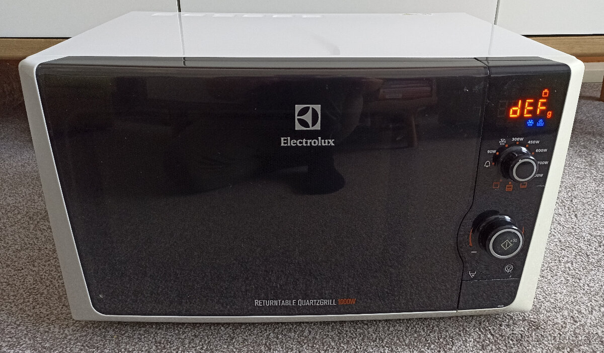 Plně funkční mikrovlnná trouba Electrolux s grilem - 3