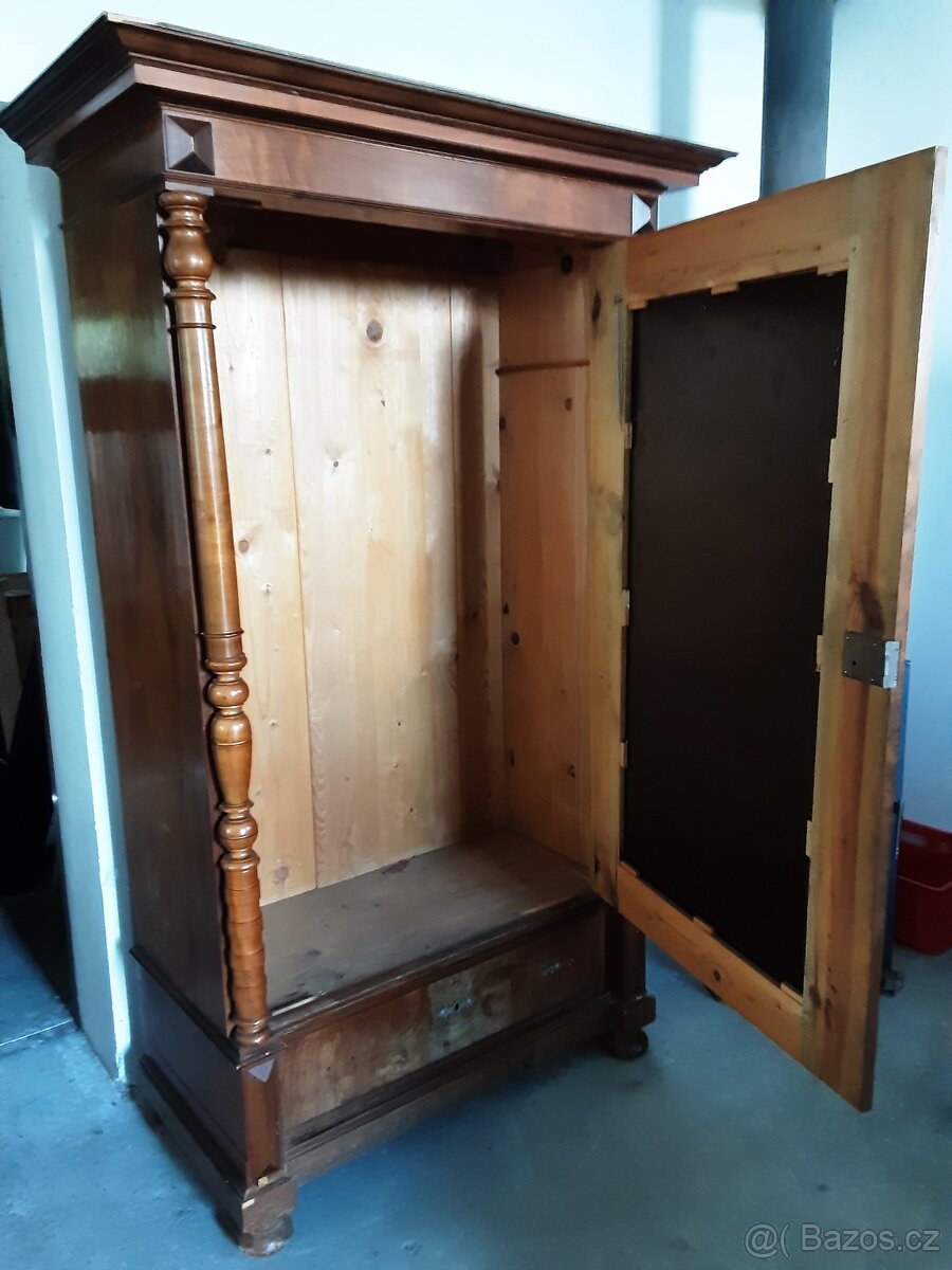 Starožitná šatní skříň - 3