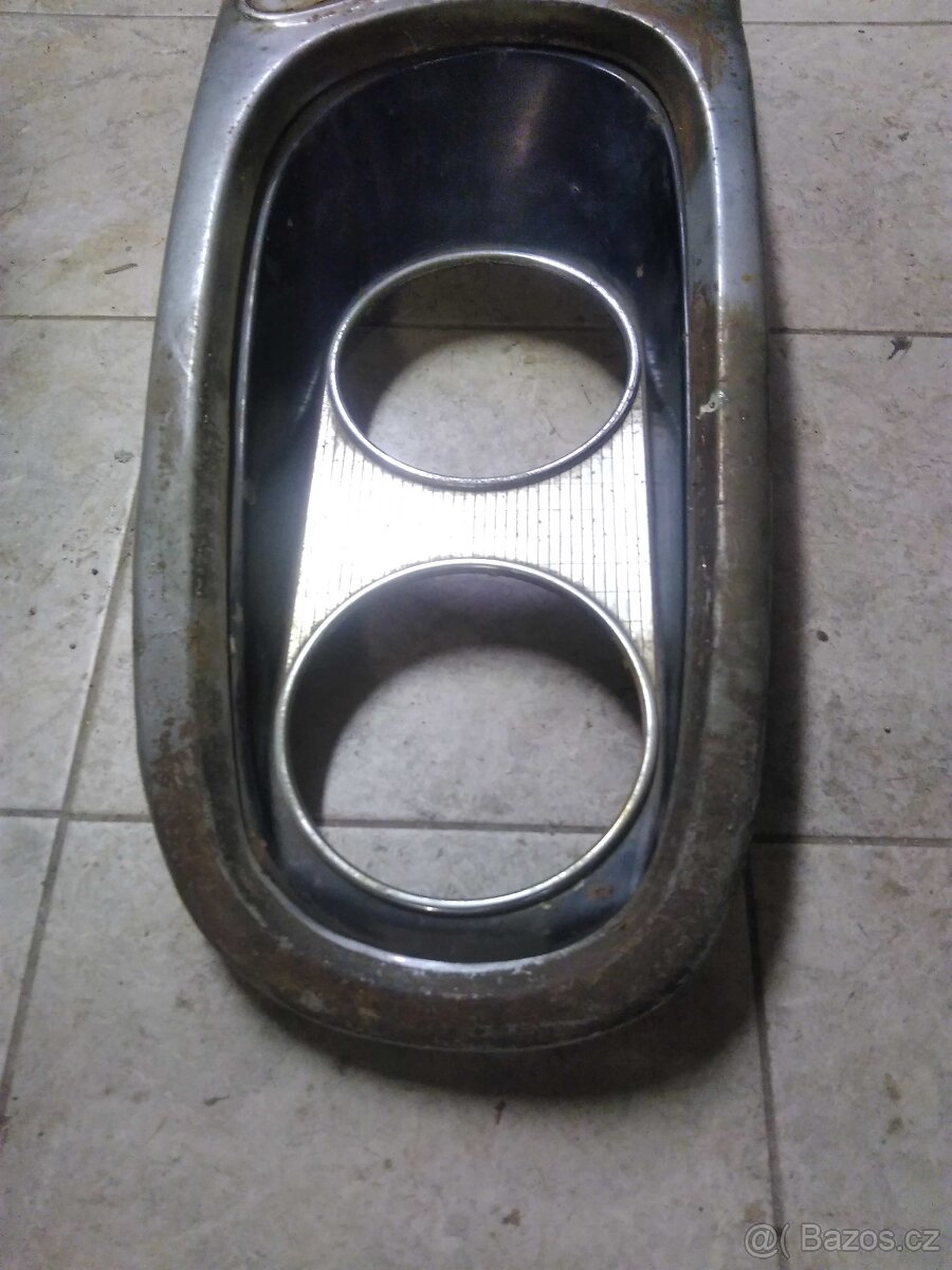 Přední maska z rámečkem Tatra 603. - 3