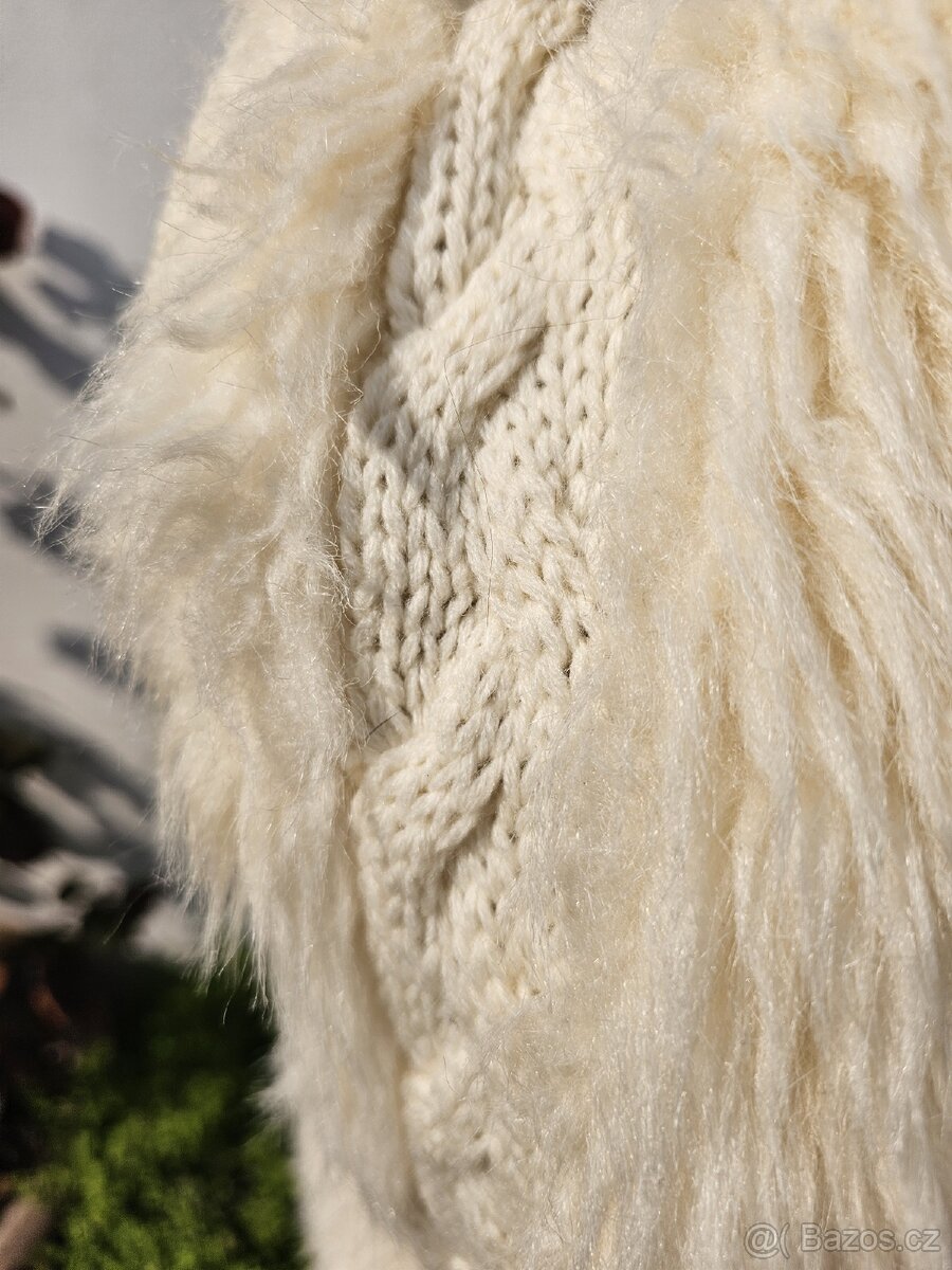 Pletená vesta s kapucou a kožešinou - 3