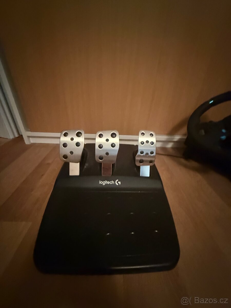 Logitech g29 s pedály a řadící pákou - 3