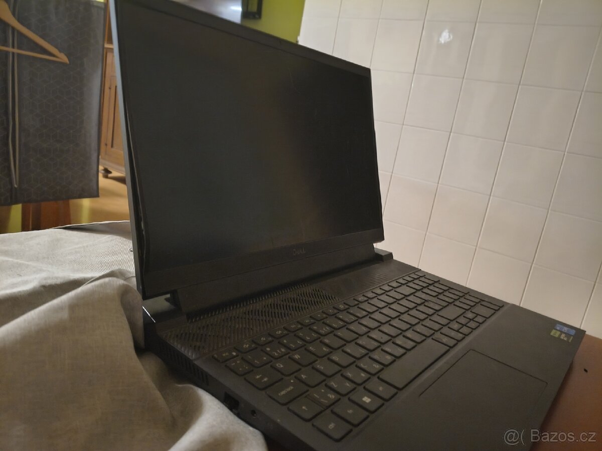 zničený herní dell g15 notebook rtx 3050 - 3