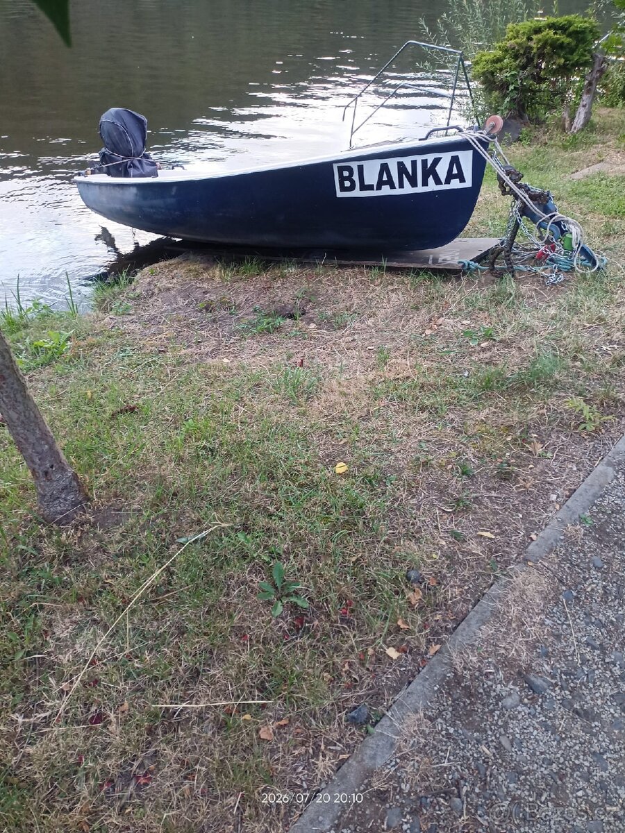 Plastová loďka s vesly. - 3