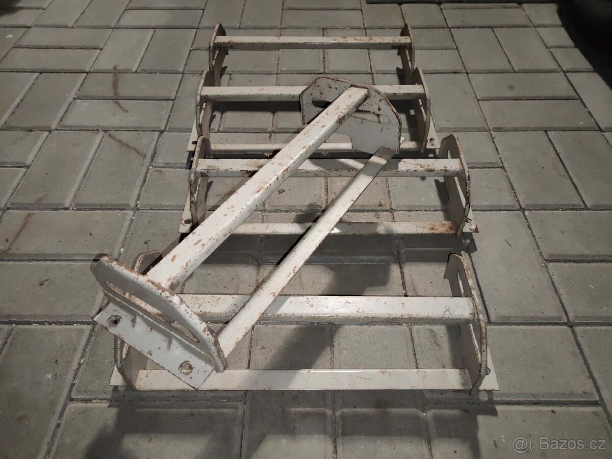 Prodám držáky sedačky sanitní Škoda 1203 - 3