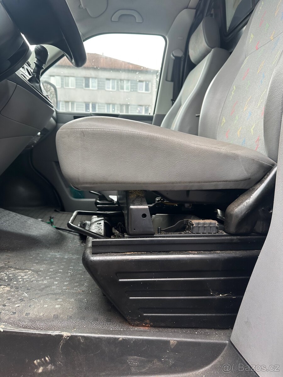Přední sedačky - Volkswagen Transporter T5 - 3