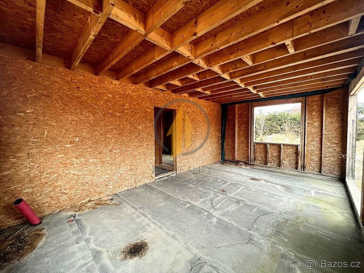 Prodej stavebního pozemku o výměře 800 m² s rozestavěnou sta - 3