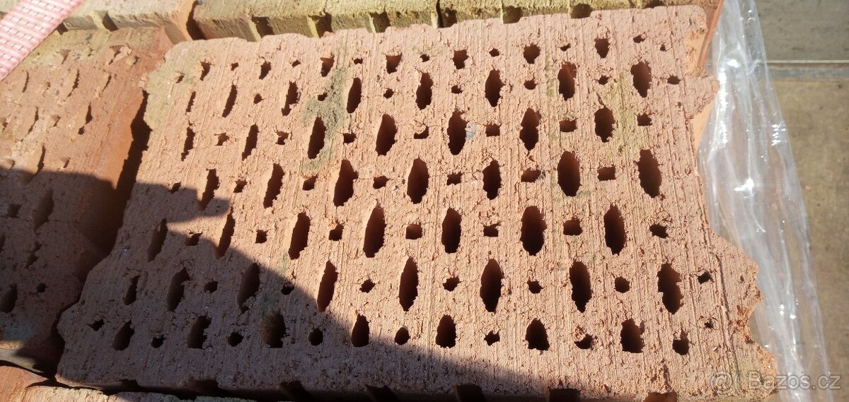 Prodám cca paletu cihel poroterm 37x24x25 - 3