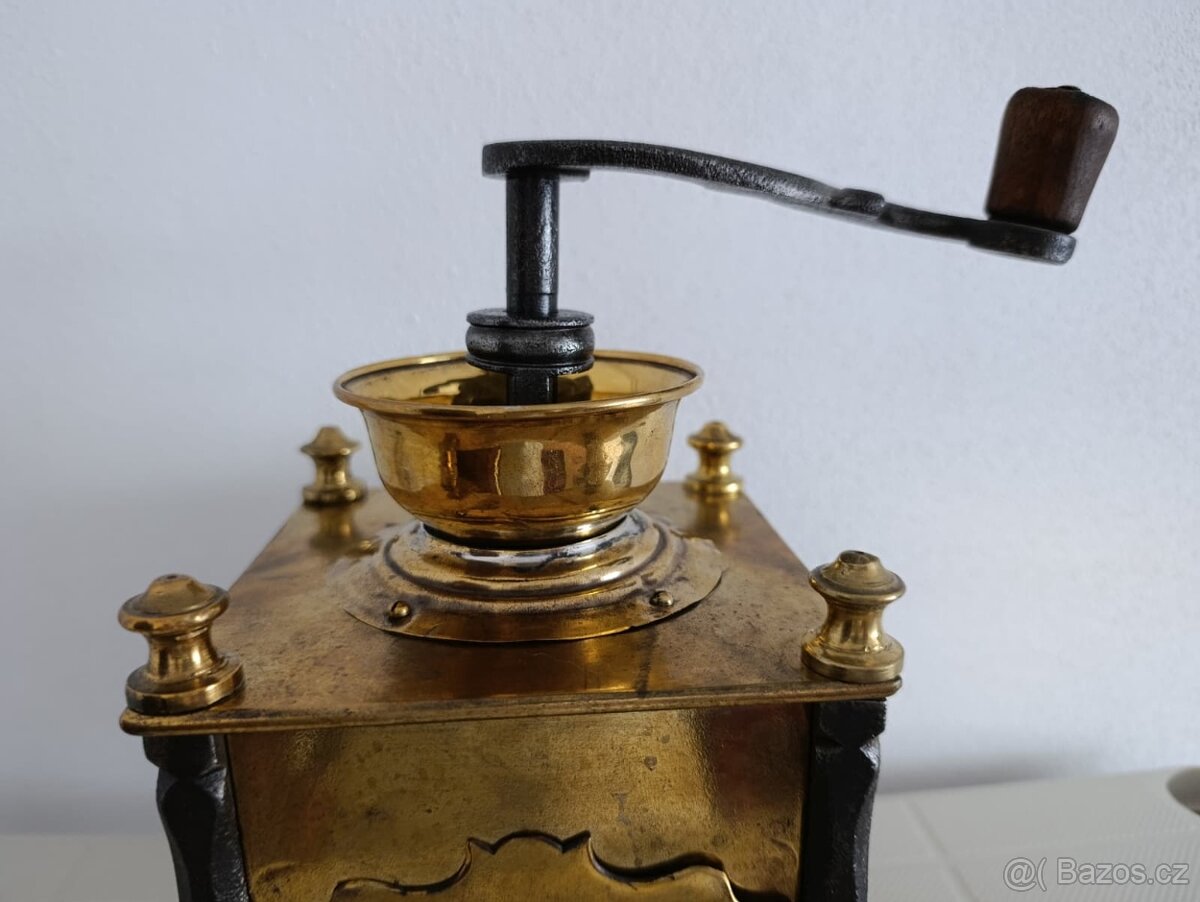 Velmi starý mosazný mlýnek na kávu, kované sloupky - 3
