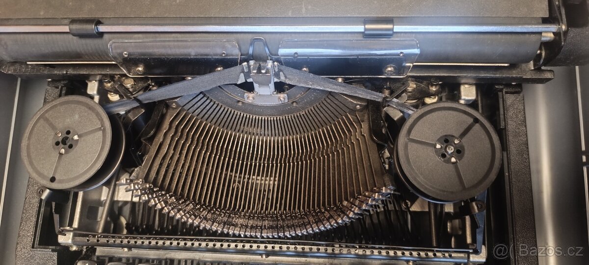 Mechanický psací stroj REMAGG v originálním kufru - 3