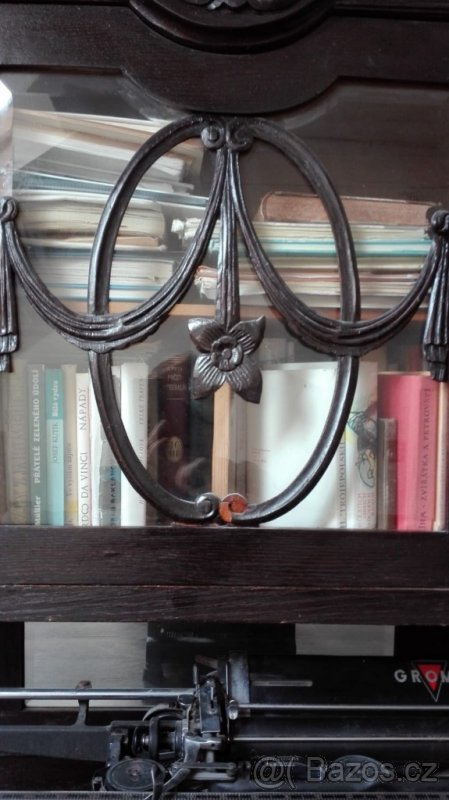 Starožitná dubová skříň - 3