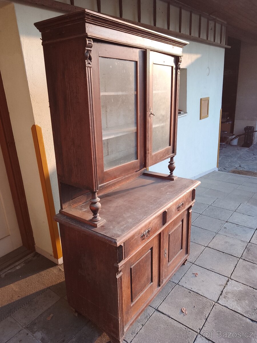 Starožitný dřevěný kredenc - 3