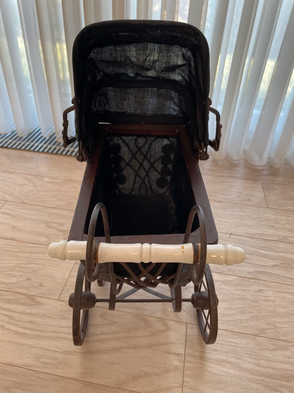 Starožitný proutěný kočárek pro panenky 🧸 loukoťková kola - 3