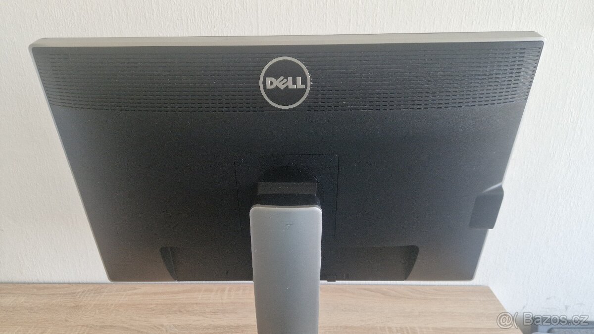 Monitor Dell UltraSharp U2412Mc 24 palců - 3