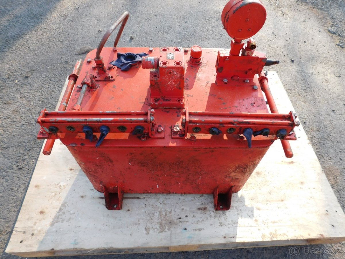 nádrž hydraulicka - 3
