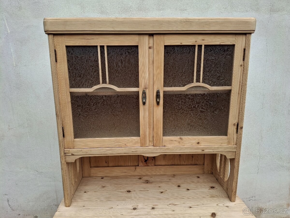 STAROŽITNÁ KREDENC PO CELKOVÉ RENOVACI - 3