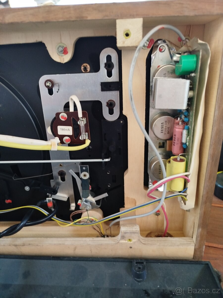 Starý kufříkový gramofon bez přenosky - 3