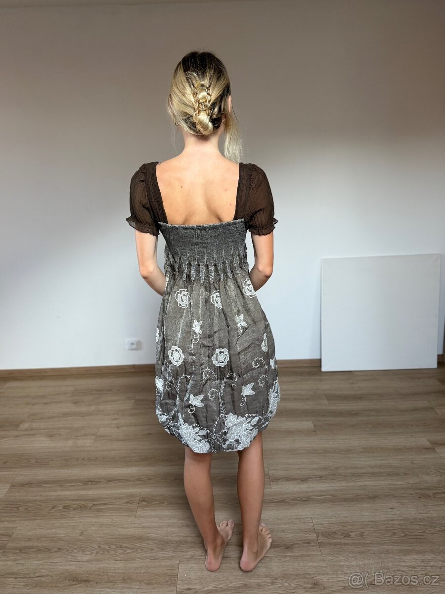 Hnědé nabírané šaty se vzorem - 3