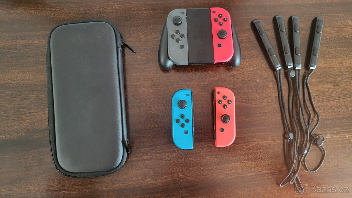 Nintendo Switch s hrami a příslušenstvím - 3