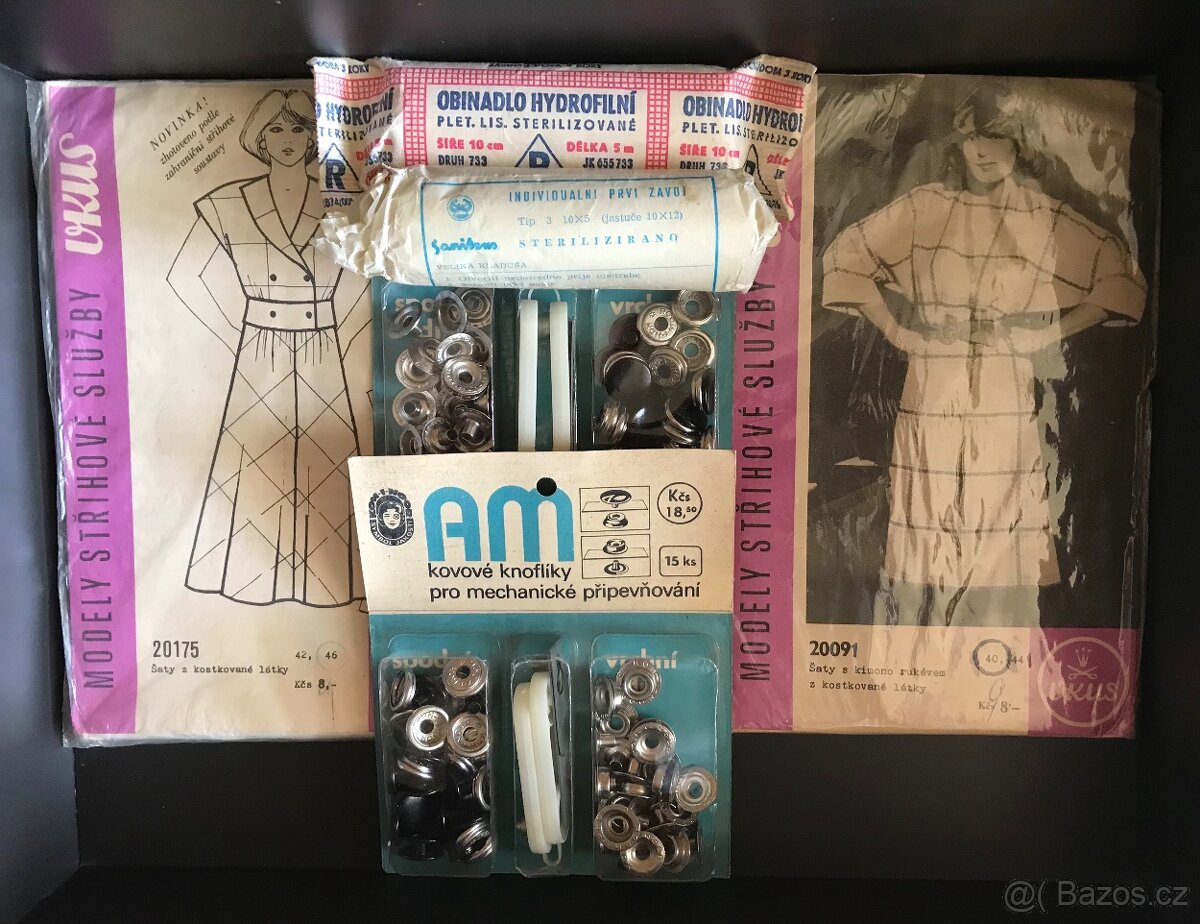 Retro šaty, kovové knoflíky… - 3