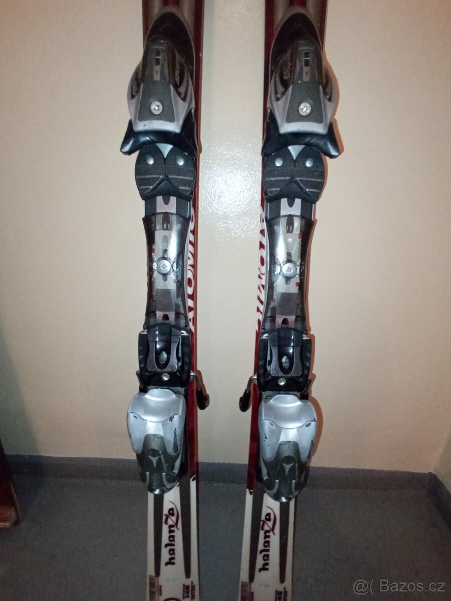 Dámské carvingové sjezdové lyže zn. Atomic - 3