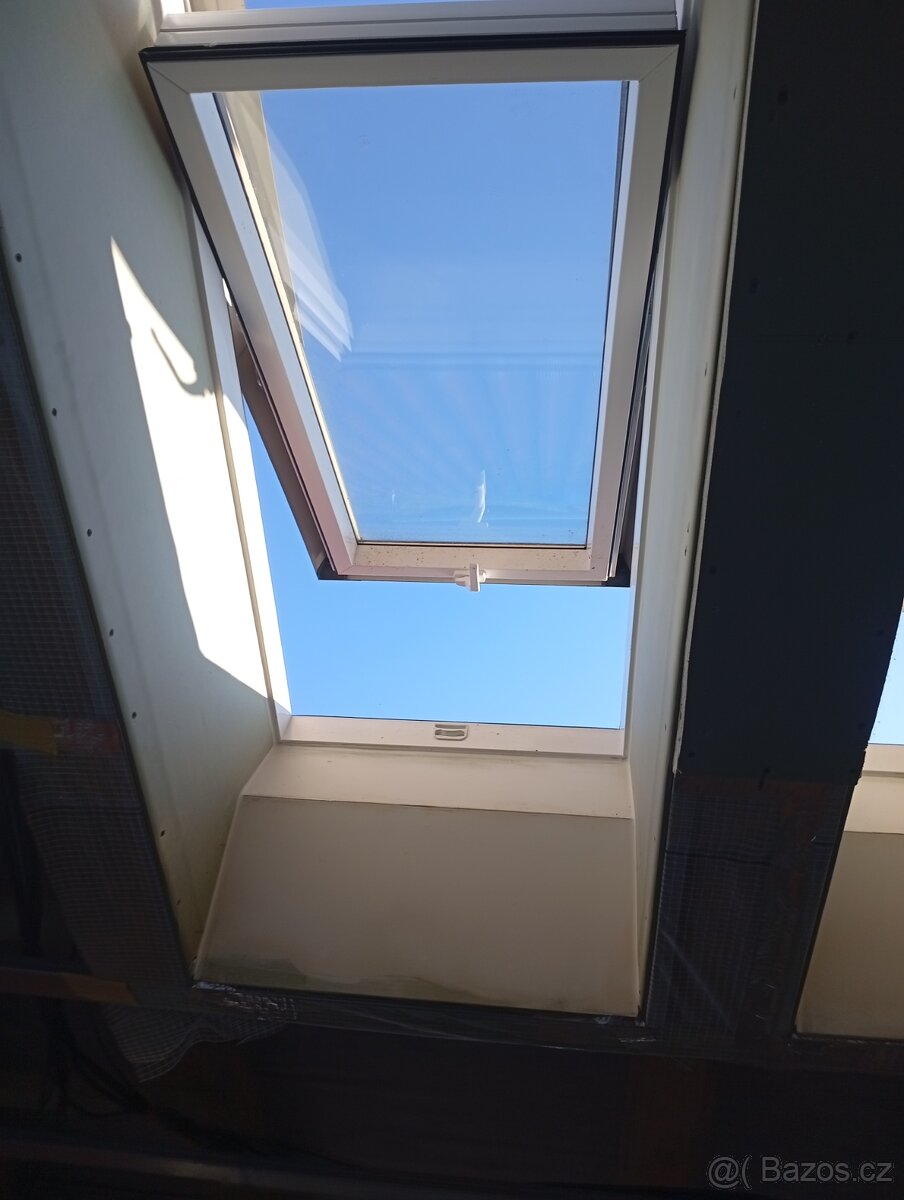 Střešní okna plastová 68x118cm - 3