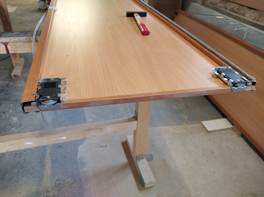 Pojezdy na skříňové dveře - 3