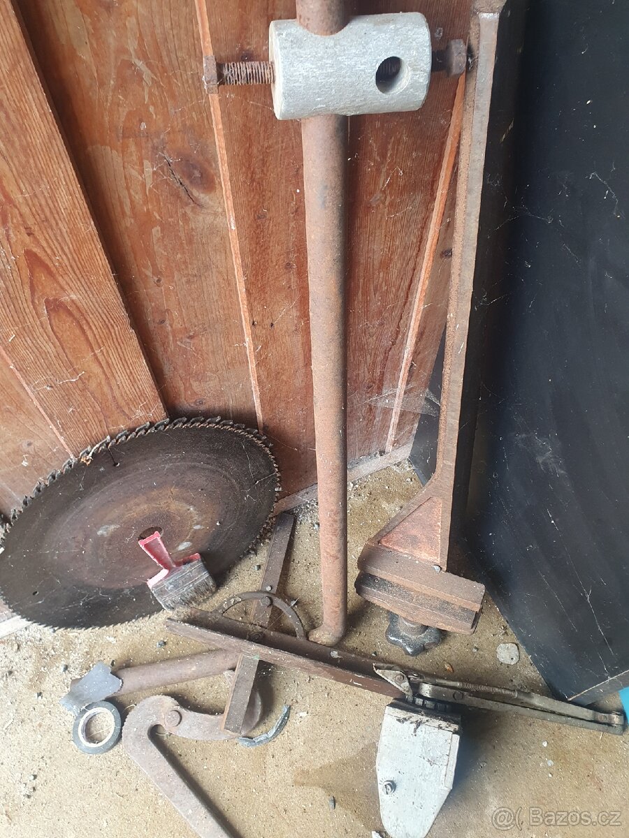 Cirkulárka s kotouči, pravítko - 3