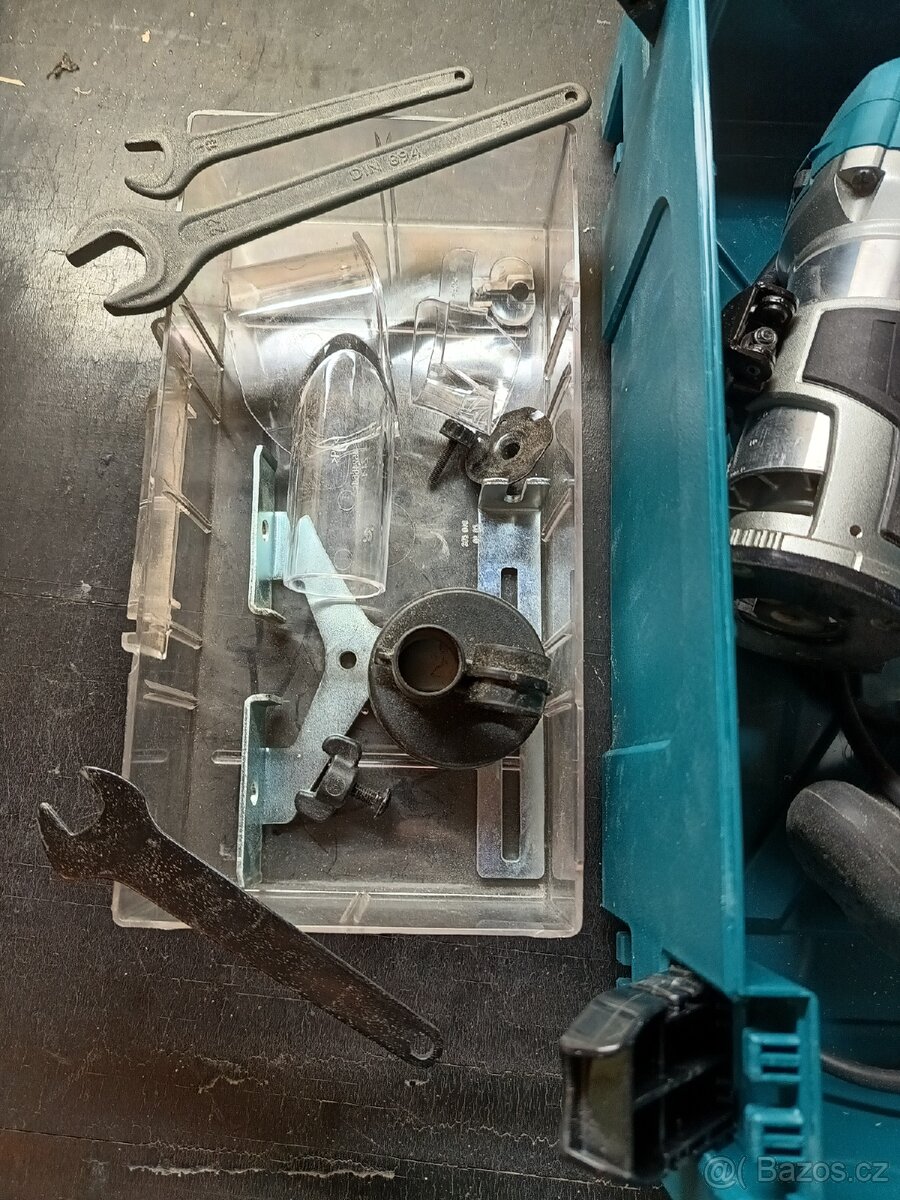 Horní frézka Makita RT0700C s nástavcem pro zanoření - 3