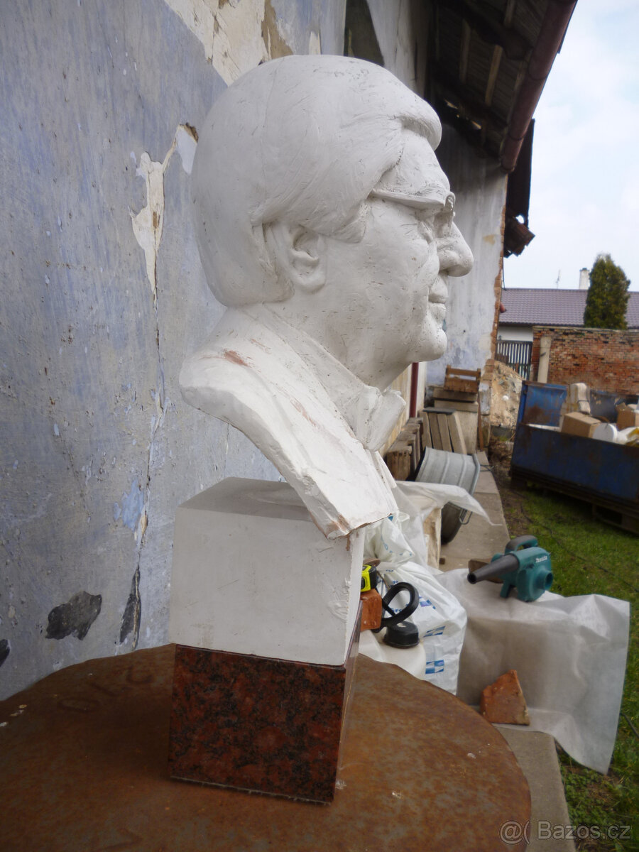 Sochařská busta houslisty Josefa Suka - 3