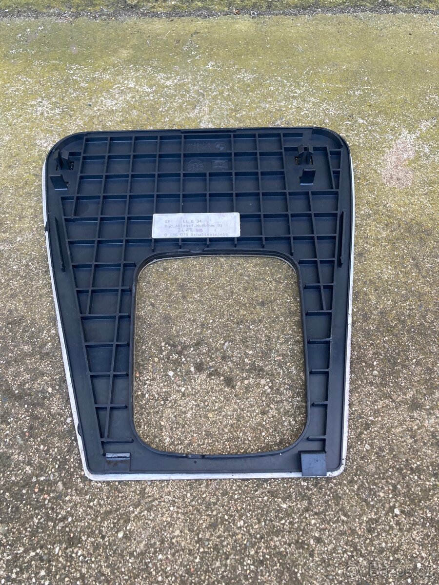 BMW E34 výdřeva kolem řadičky - 3