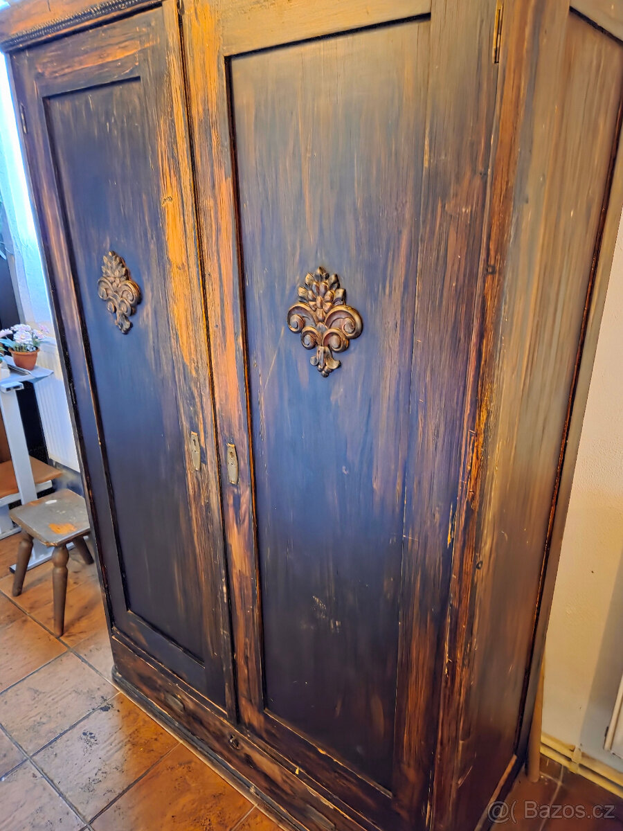 Prodám starožitné skříně - 3