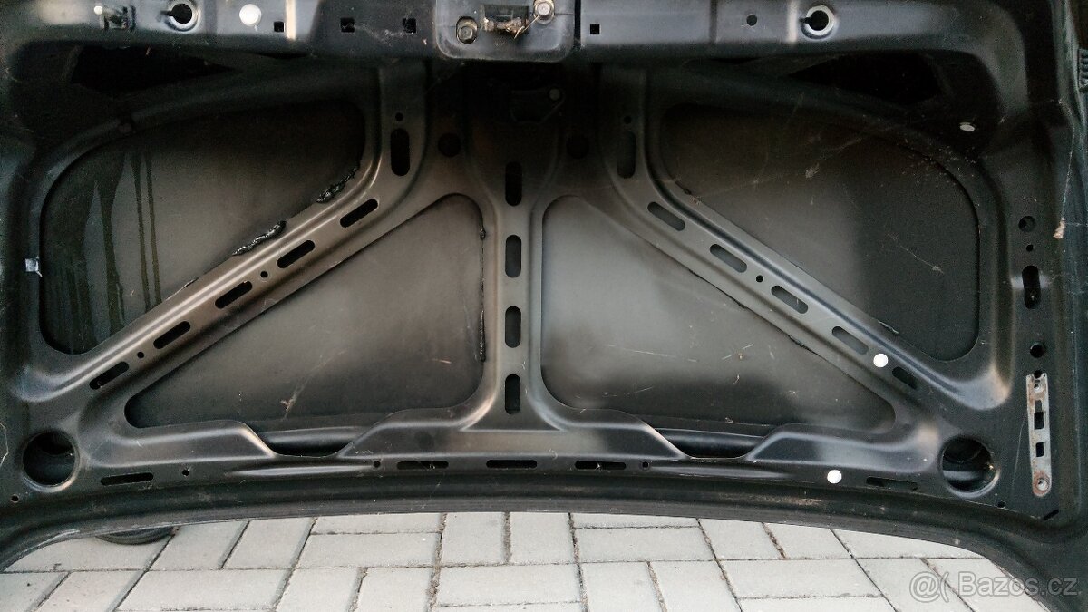 W124 víko kufru - 3