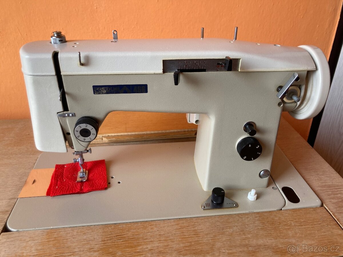 Retro šicí stroj ve skříňce - 3