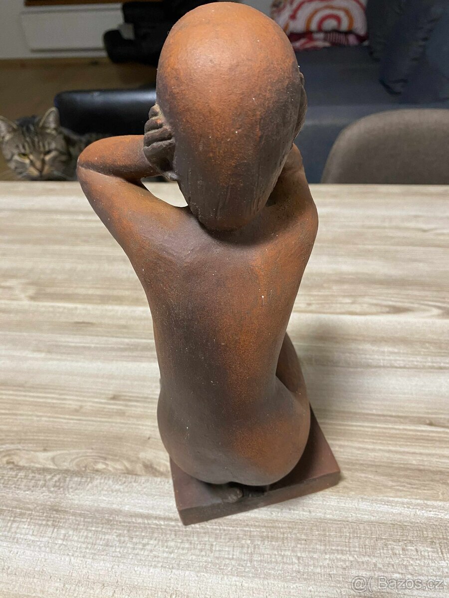 Stylizovaná keramická soška – žena s rukama na uších - 3