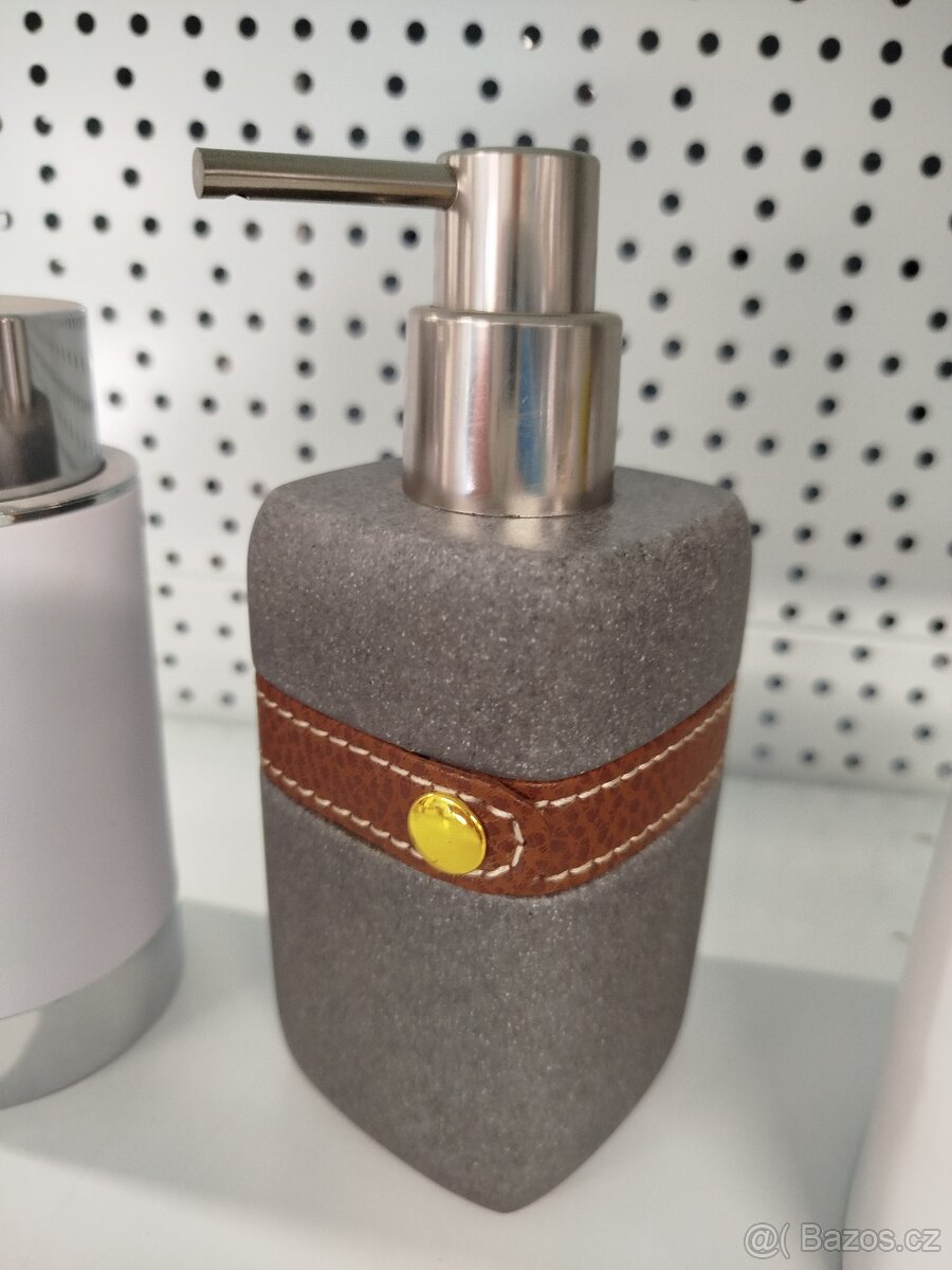 Dávkovač mýdla na postavení. - 3