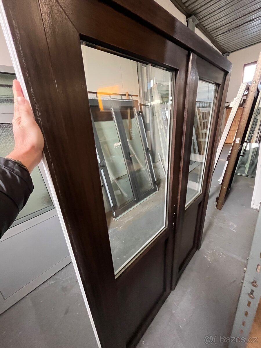 DVOUKŘÍDLÉ PVC VCHODOVÉ DVEŘE BÍLÁ/OŘECH 156x211-PLZEŇ - 3