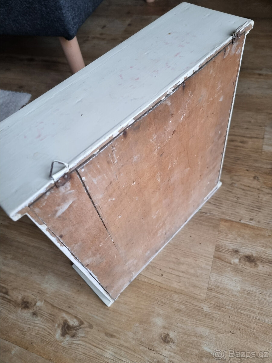 Polička se šuplíčky - 3