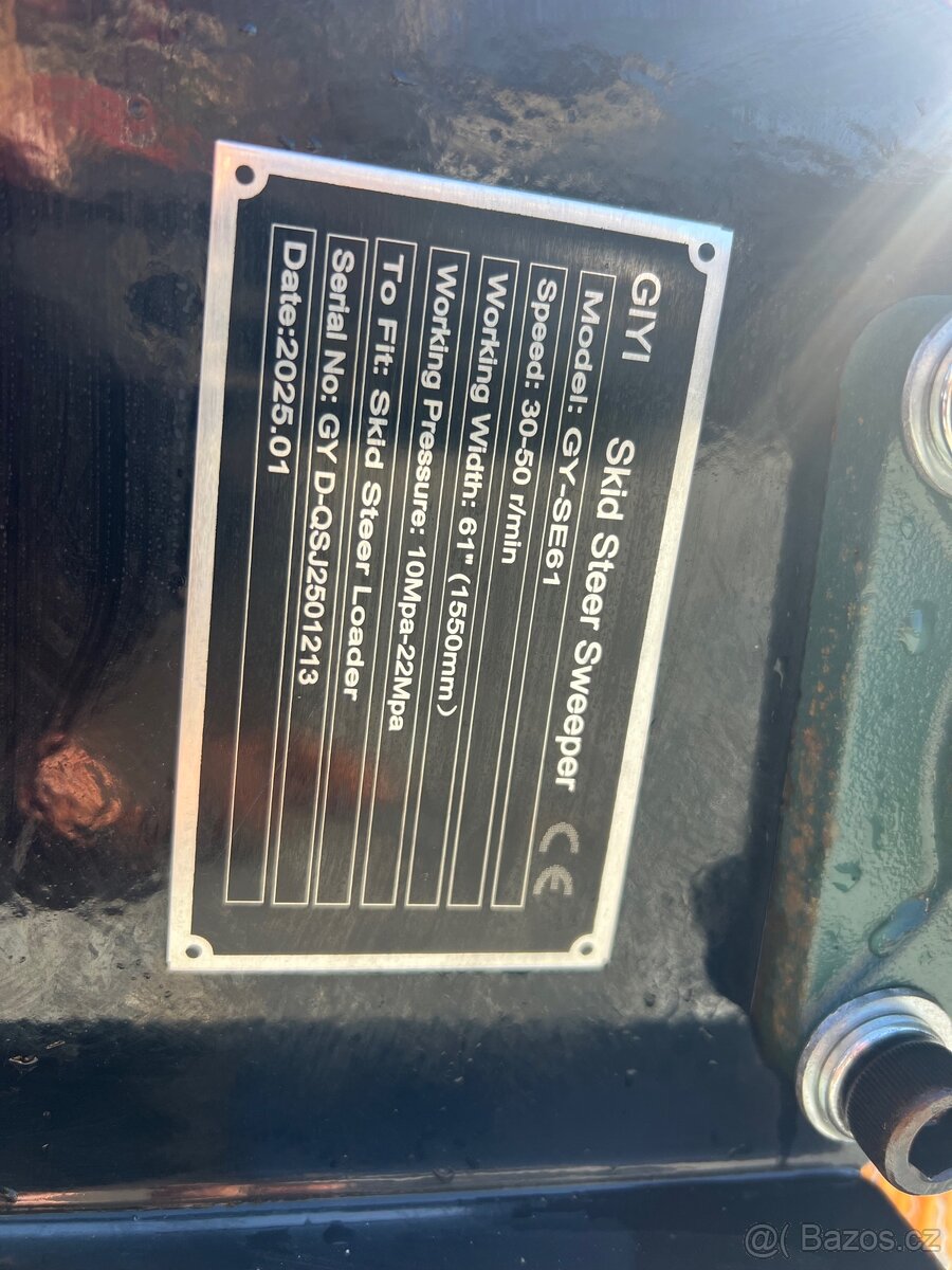 Štětkový zametač noví na smykový nakladač - 3