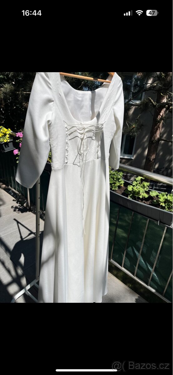 Bílé dlouhé šaty s 3/4 rukávem a korzetovým šněrováním - 3