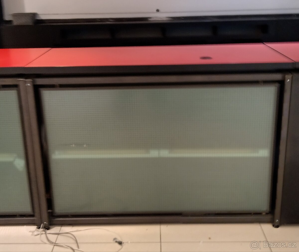 Velký industriální prodejní pult nebo bar. - 3