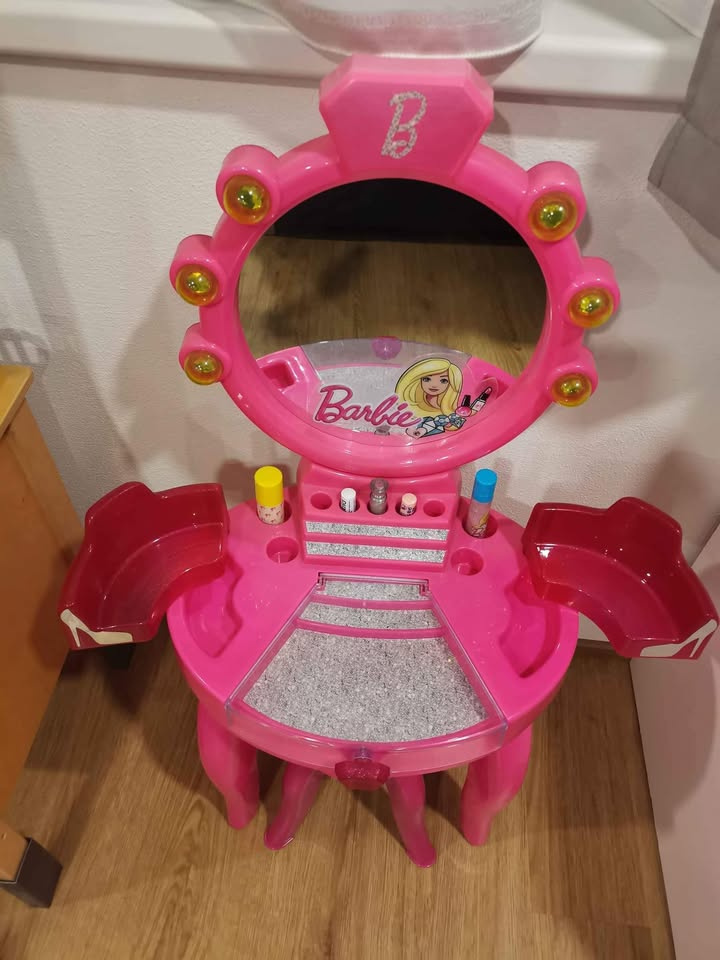 Dětský kosmetický stůl se židlí Barbie - 3
