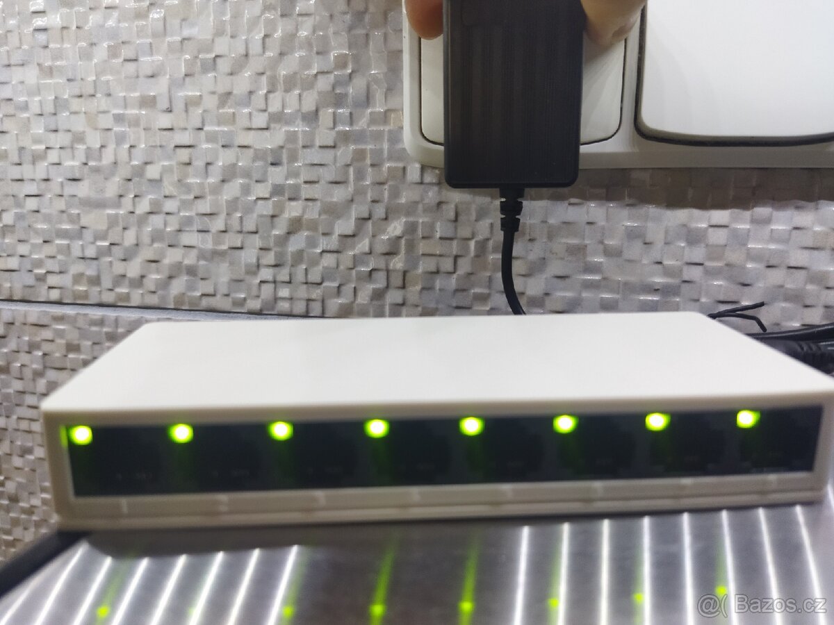 8x port Switch 10/100MB - nový - 3